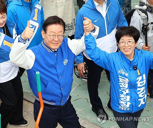 이재명 더불어민주당 대표가 9일 오후 부산 금정구 온천천에서 김경지 금정구청장 보궐선거 후보와 함께 유세를 펼치고 있다. [부산=연합뉴스]